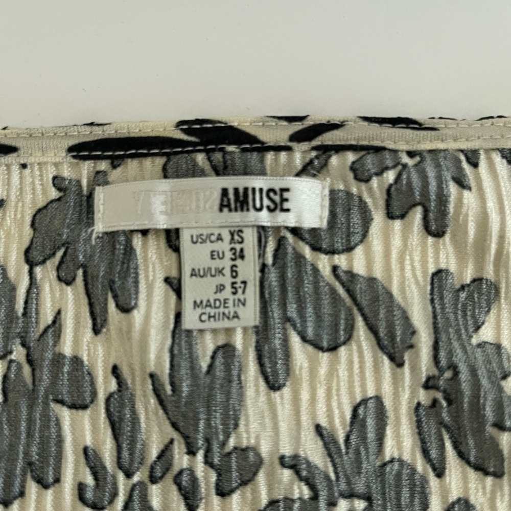 NWT Women’s Crop Tie Blouse. - Picture 5 of 7